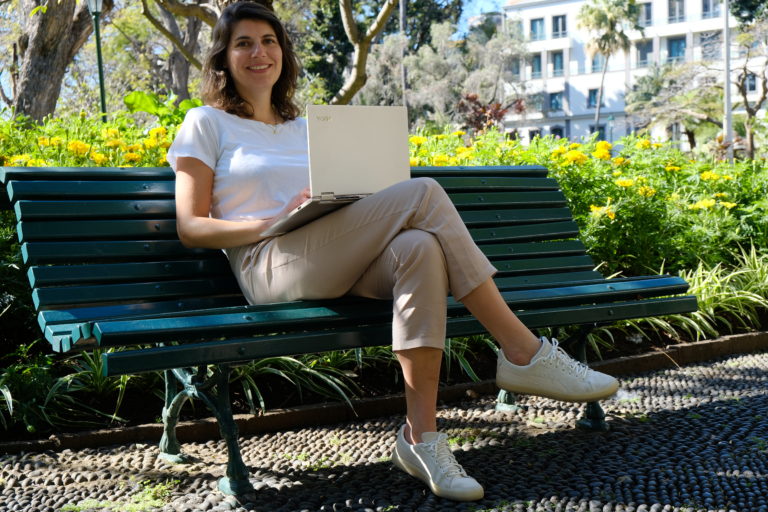 diana.grobelny sit on a bank with a laptop